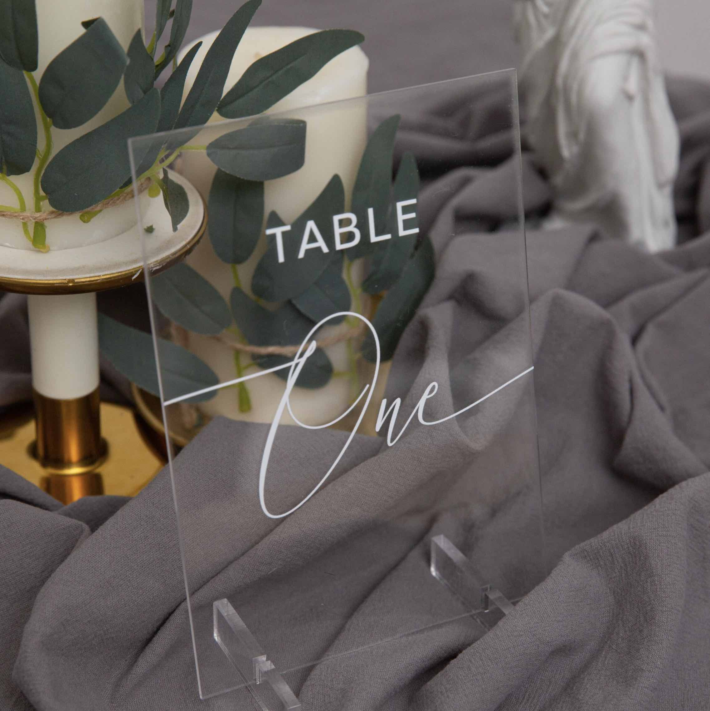 Marque-table en plexiglass transparent YKT010